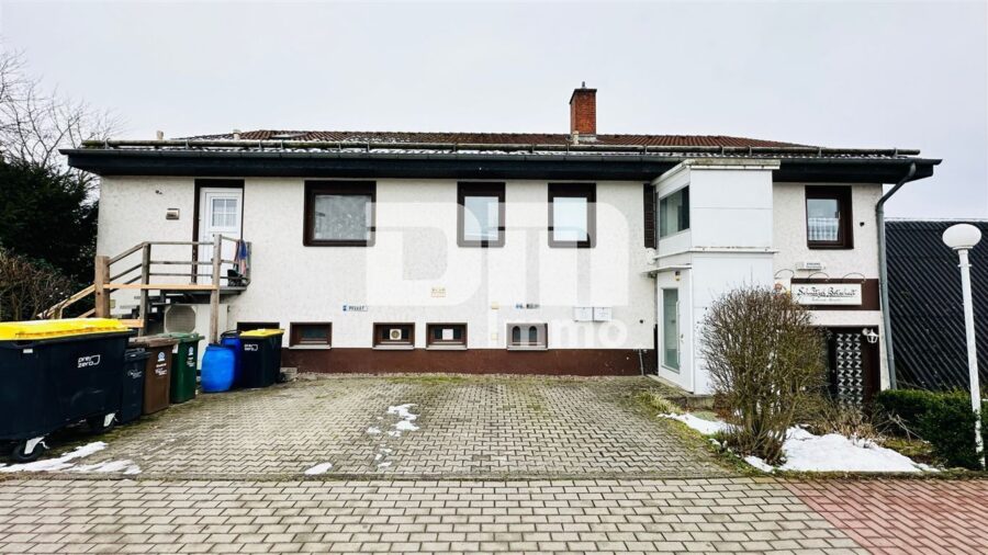 Imposante Tennishalle/ Komplex mit Gastronomie und Wohneinheit - Frontansicht Nebengebäude / Wohnung / Gastronomie
